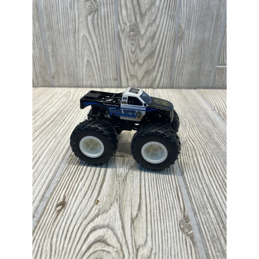Hot Wheels Monster Truck Police 018 To Smash and Crash Black White Diecast